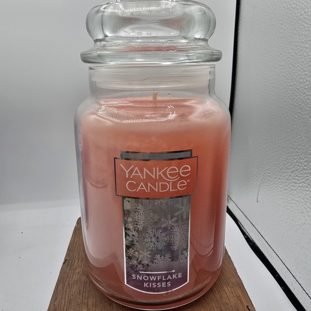New‎ Yankee Candle Snowflake Kisses 22 Oz Large Glass Jar Candle